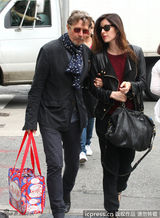 组图：加里-奥德曼花围巾抢镜 挽老婆手臂恩爱十足