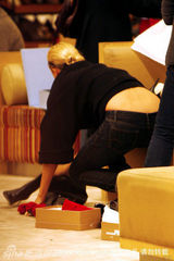 幻灯图集：查理兹-塞隆携母扫货 南非美人素面朝天