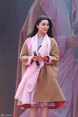 组图：范冰冰顶寒风华美亮相显女神范儿