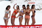 组图：模特零下10度低温比基尼晒雪肤