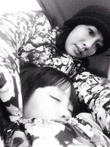 组图：Kimi和钟丽缇女儿疯玩 两宝对打萌态十足