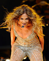 组图：詹妮弗-洛佩兹盛装开唱性感霸气