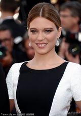 组图：《阿黛尔的生活》主创蕾雅-赛杜白裙亮相