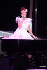 组图：天生歌姬A-Lin台北开唱 范玮琪张惠妹撑场