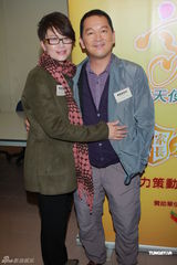 组图：蔡少芬清爽短发现身 廖启智陈敏儿夫妻同台