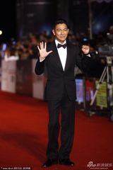 组图：刘德华开心走红毯避谈妻子再孕