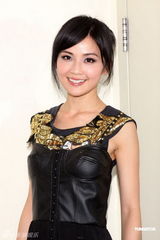 组图：《劲歌金曲》录像 阿Sa黑色皮胸衣亮相献歌