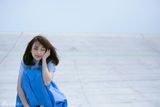 组图：张俪夏日阳光写真 纯净靓丽蓝色调