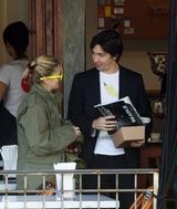 高清图：德鲁-巴里摩尔与男友用餐 频亲吻甜蜜非常