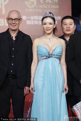 组图：《战争女王》剧组彭丹胡兵亮相红毯