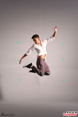 组图：黄宗泽代言吸金秀腹肌 屈膝跳高近百次