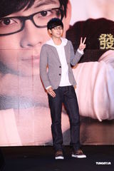 组图：胡夏趁胜追击推新辑 戴爱玲为其发片站台