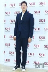 组图：韩星刘智泰出席品牌纪念活动绅士帅气