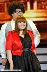 组图：海派春晚录制 黄晓明为“修鞋老爷爷”穿鞋