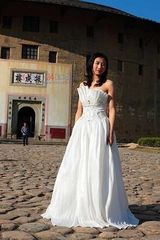 幻灯：何雯娜洁白婚纱写真曝光 露肩装清纯可爱