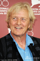 组图：《硬纸盒小镇》记者会 女主角光头造型抢眼