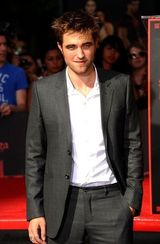 组图：《暮光》三主角留手印 斯图尔特裙短险走光