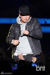 组图：朴宰范等参加HIPHOP音乐节引爆火热现场