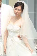 组图：陈怡蓉婚纱妩媚亮相 携手郭品超浪漫走秀