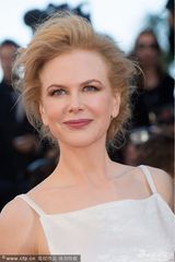 组图：《维纳斯》首映 妮可时尚裙装露背