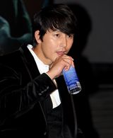 组图：《剑雨》韩国首映 主演郑雨盛帅气亮相