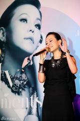 组图：彭佳慧新专辑发布会 露背装秀好身材