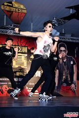 组图：吴建豪帅气亮相大秀舞技 墨镜遮面心情好