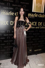 组图：杨幂露肩红裙出席颁奖礼 Ella粉长裙惊艳  