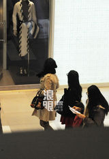 组图：张静初时髦打扮与闺蜜商场血拼