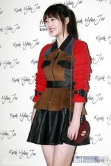 组图：朴寒星洪秀雅徐仁英等众星时尚亮相服装秀