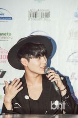 组图：EXO学院风亮相马尼拉记者会 SHINee时尚