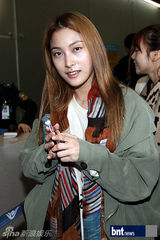 组图：少女时代KARA为赴K-POP演唱会亮相机场