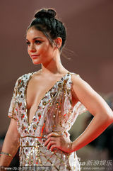 组图：《春假》首映 比伯女友与女伴比拼豪乳