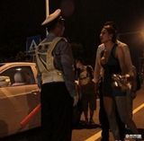 组图：G杯嫩模深夜撒酒疯 胸袭交警被放行引争议