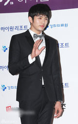 组图：2AM任瑟雍亮相百想红毯西装帅气领结俏皮