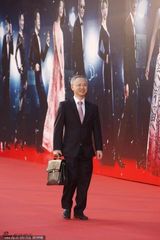 组图：陈嘉上红毯玩自拍 刘伟强西装革履现身