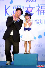 组图：陈奕迅个唱门票秒杀 与童星 乔 乔 比鬼脸