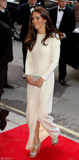 高清图：英国王妃凯特白色高开衩长裙端庄迷人