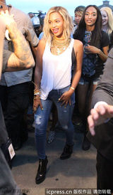 组图：碧昂斯背心牛仔裤亮相 街头搞怪引围观