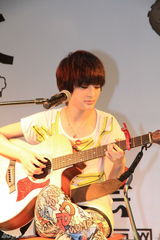 高清图：曾轶可《勇敢孩子气版》签唱 与歌迷同庆功