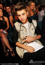 组图：美国公告牌音乐奖 贾斯汀-比伯休闲装出席