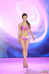 组图：亚姐大中华赛区泳衣秀 爆乳美腿一览无余