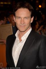 组图：《魔鬼绳结》首映 威瑟斯彭性感露乳沟