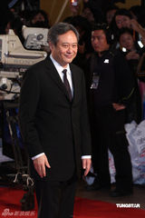 高清：张曼玉挽李安压轴 白色礼服现身引尖叫