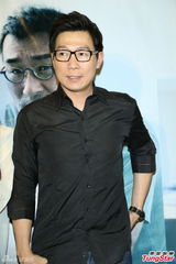 组图：李宗盛桃红衬衫开唱 称林忆莲唱得更好