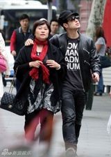 组图：潘玮柏上海行孝 陪母亲逛街吃饭