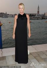 组图：麦当娜黑超黑裙尽展大姐大酷 助阵女性电影奖