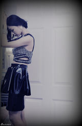 组图：才女导演田原时装片 神秘冷艳显灵性气质