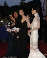 组图：张元李昕芸等携《有种》剧组亮相釜山红毯