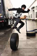 高清图：韩寒西装帅气登杂志封面：我就是捣乱分子